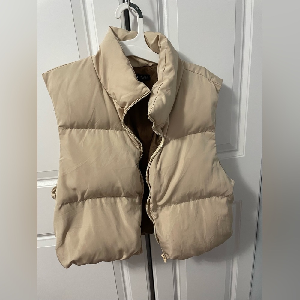 Nude puff crop vest